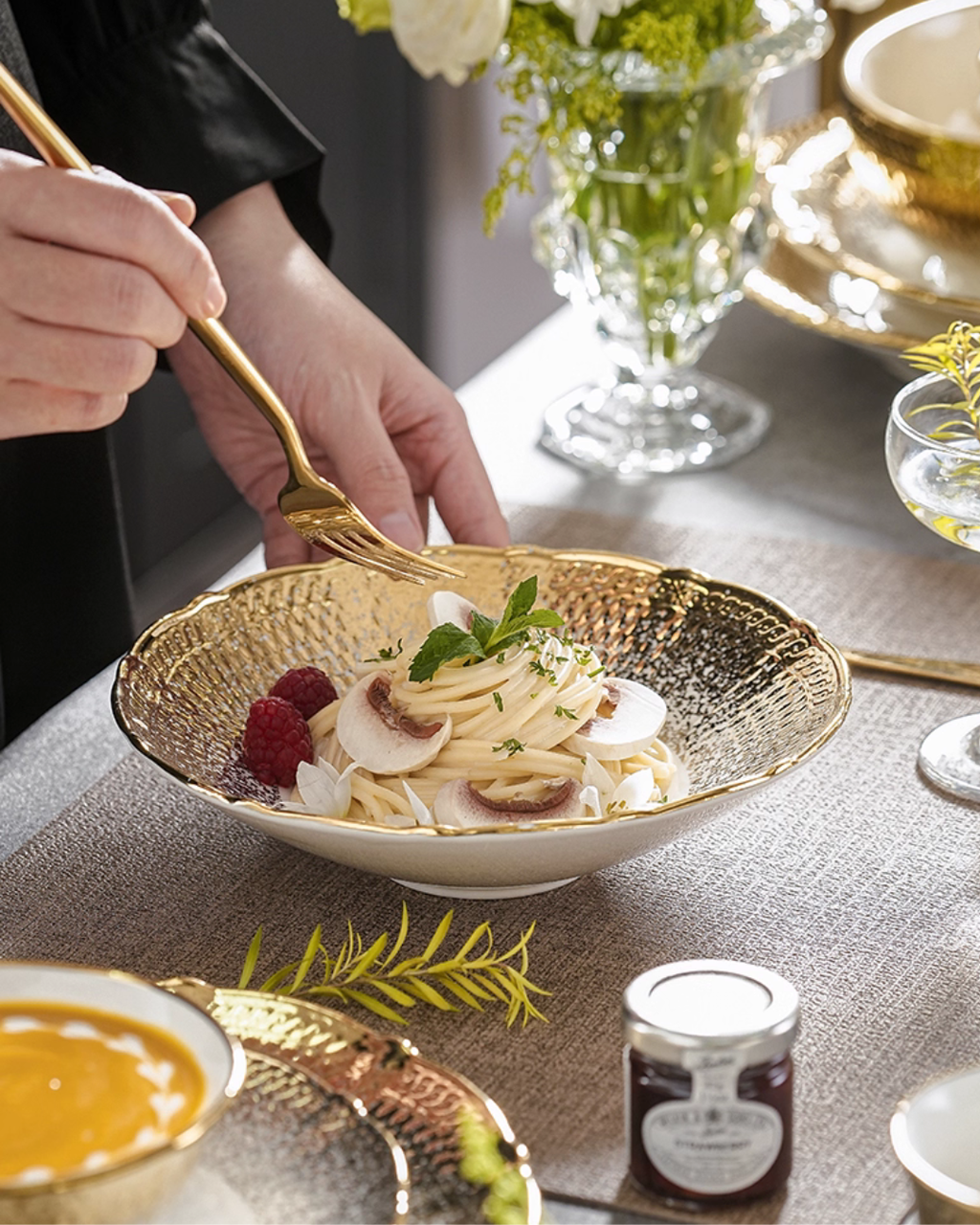 Elegant Porcelain Dinnerware Set with Gold Rim for Everyday Dining