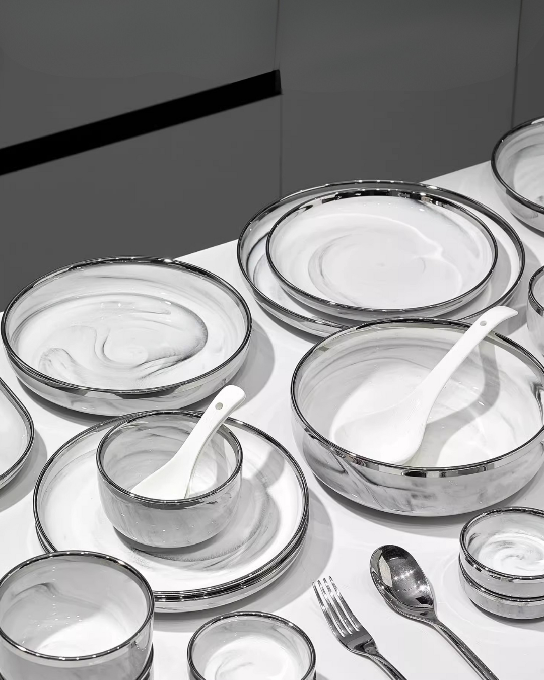 Marble-Style Premium Ceramic Dinnerware Set – Silver-Trim Luxury