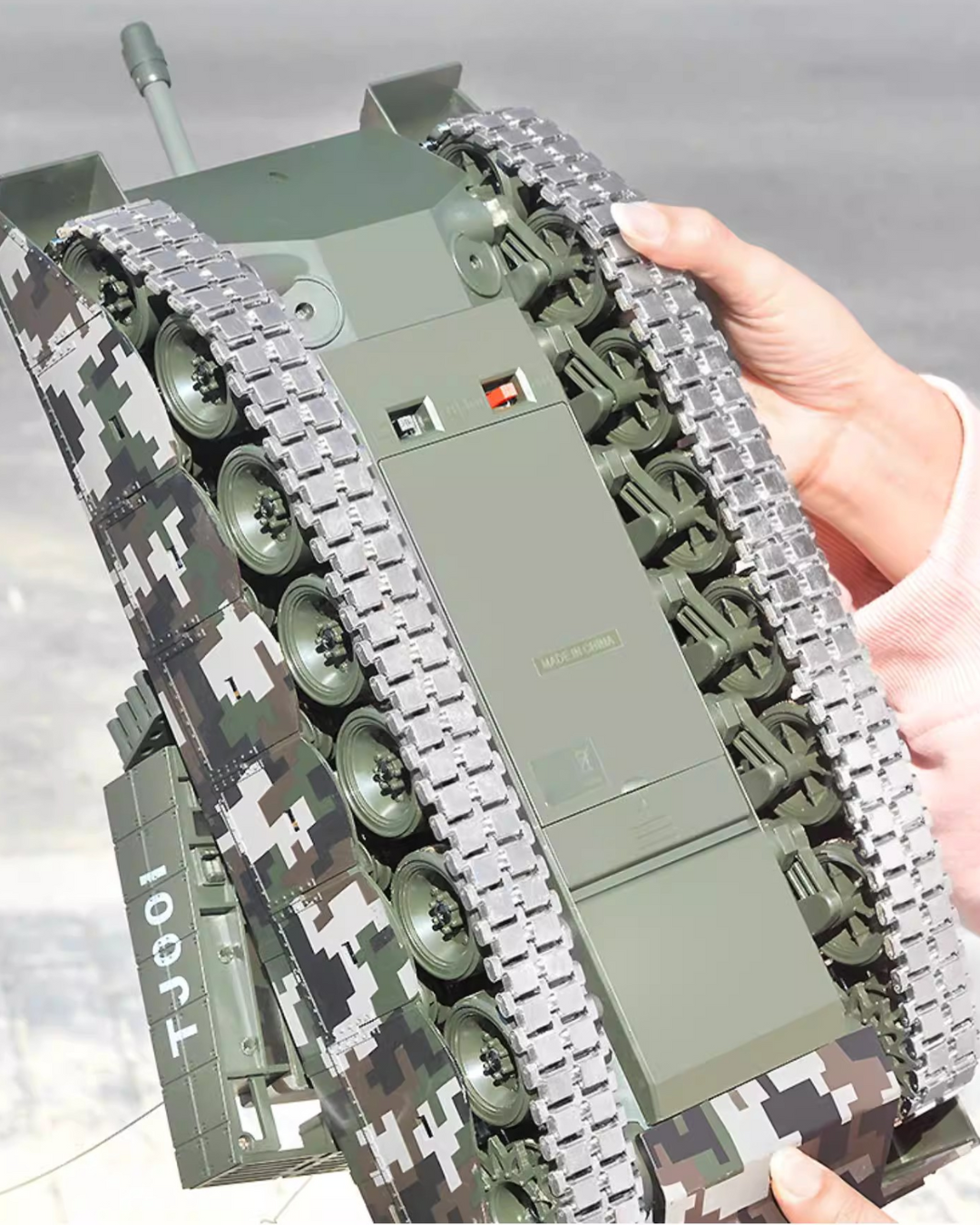 50CM RC Battle Tank with Metal Tracks, 360° Turret & Smoke Effects