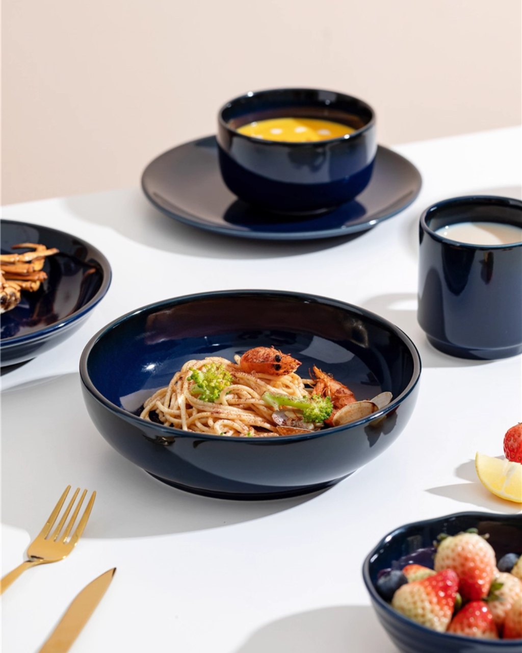 Handcrafted Nordic Deep Blue Dinnerware Set — Elegant Gradient Design