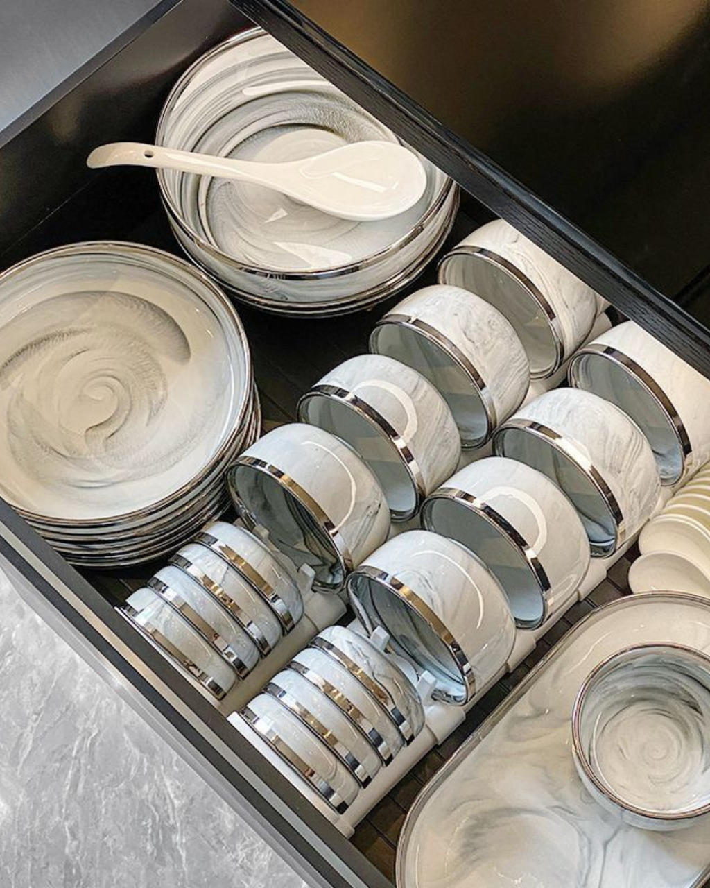 Marble-Style Premium Ceramic Dinnerware Set – Silver-Trim Luxury