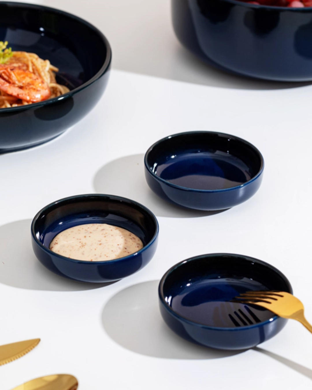 Handcrafted Nordic Deep Blue Dinnerware Set — Elegant Gradient Design